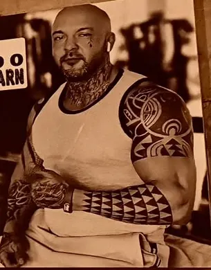 Alexander Garn: Glatze, Bart, Tribal-Sleeve am Arm