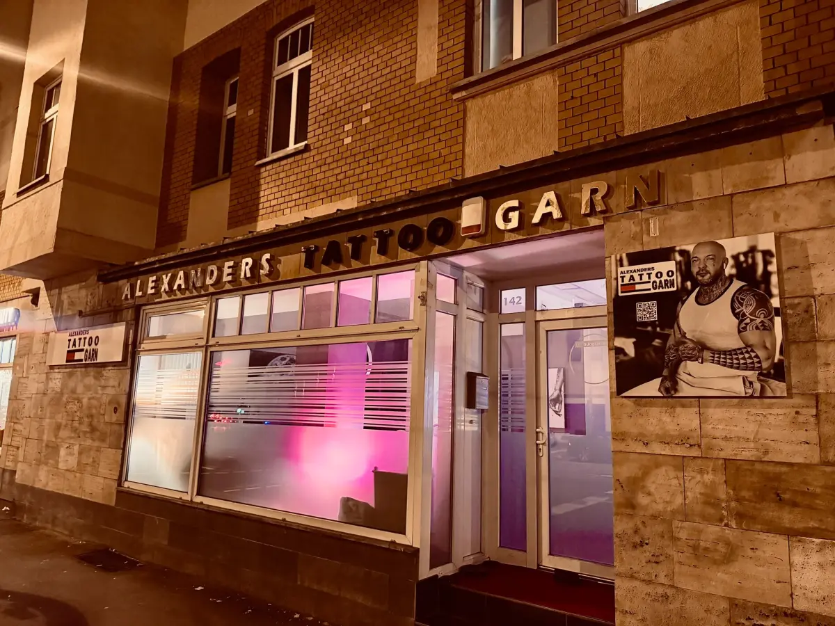 Fassade von Alexanders Tattoo Garn bei Nacht, Magdeburger Allee 142